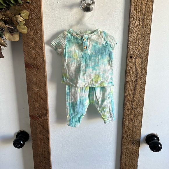 Muslin Tie Dye Baby Outfit Set 0-3 Months Baby Boy Cat & Jack excellent like new - Picture 5 of 14